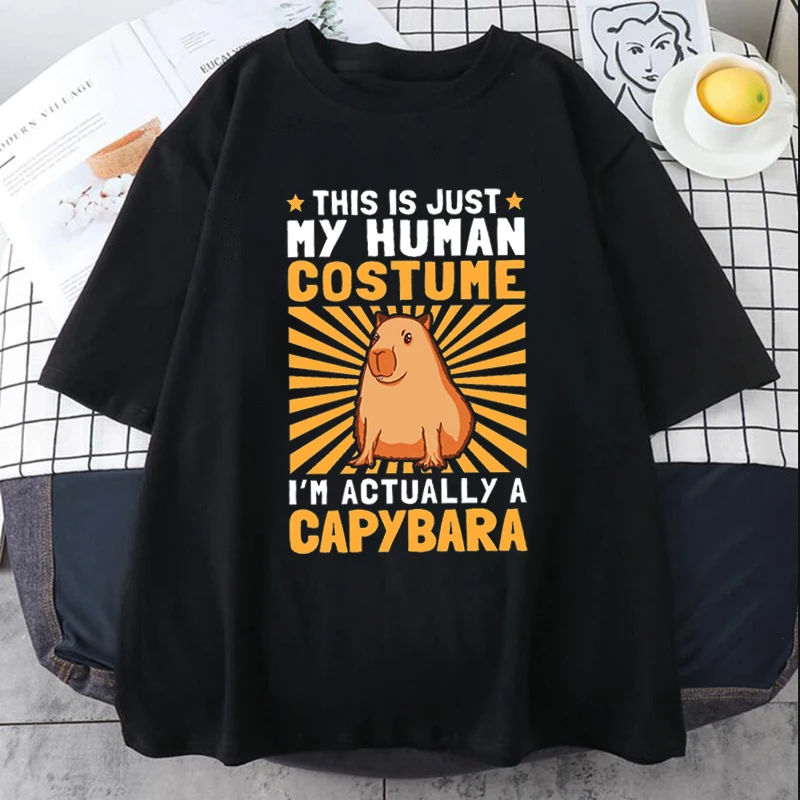 Um conjunto de personagem de desenho animado capivara vestindo uma camisa