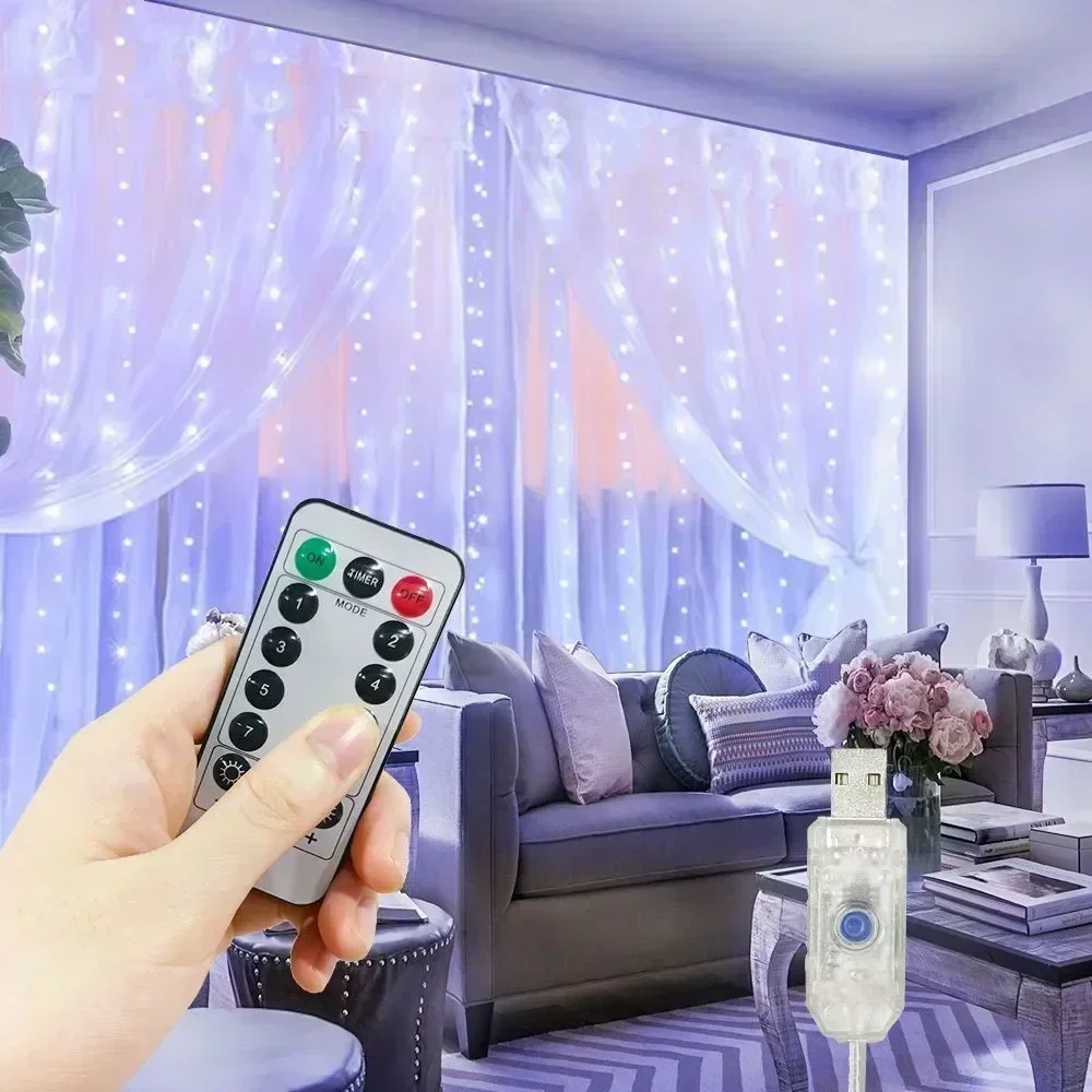 Kaunis Valguskardin - 3x3 meetrit elutoas, mis loob pehme heleda sära, esiplaanil kaugjuhtimispult ja USB-pistik. Kardinad sobivad nii sisekujunduseks kui ka välisvalgustuseks.