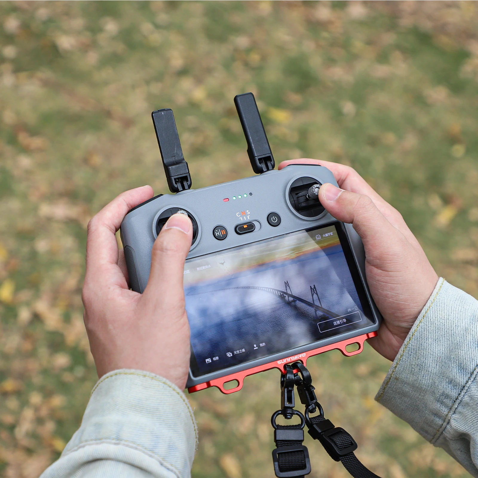 Achetez Lanière de Contrôleur pour DJI Mini 4/3 Pro/Air 3, montrant le réglage de la sangle pour un confort optimal.