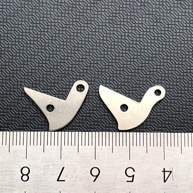 Cuchillo de aleación de titanio, pieza triangular para colgar, 84mm, ejército suizo, Bantam, camarero, 2 unidades por lote