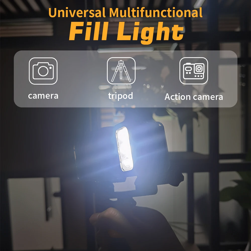 Vue rapprochée de la lampe LED étanche 30 mètres 300 lumens pour GoPro et caméras d'action avec son interrupteur et son faisceau.