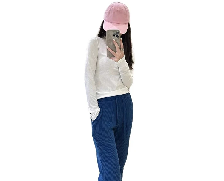 Einfarbiges, schmal geschnittenes, langärmliges Basic-Shirt mit Rundhalsausschnitt für Damen, schlankmachend und vielseitig. – Detail 1