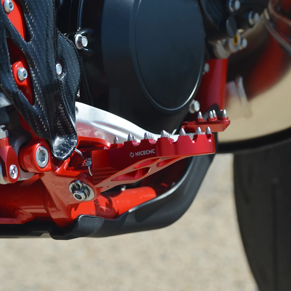 2025 2024 Für Beta RR 300 RR 250 200 RR 520 480 450 430 400 390 350 2000-2025 Motorrad fußrasten Fußrasten Pedal Kit Starken Grip – Detail 2