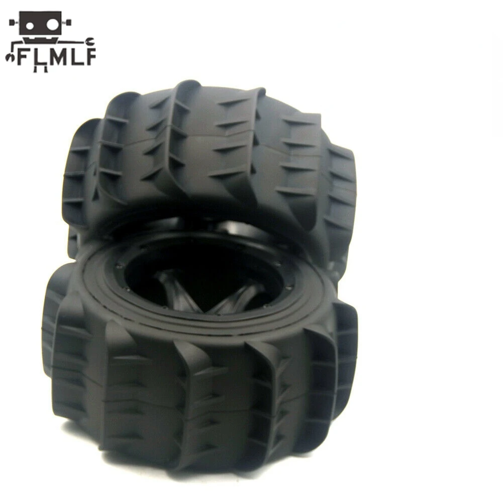 Pneus desert pour voiture RC 1/5, montrés en angle, détail de la bande de roulement.