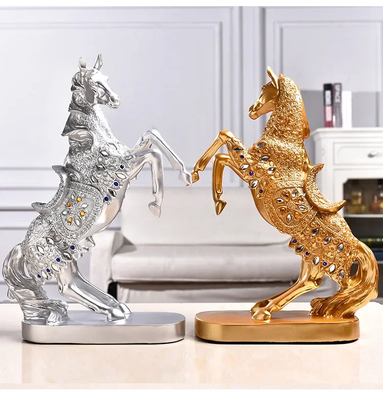 Resina War Horse Statue Ornament Home Decor Animali Buona Fortuna Accessori Soggiorno Azienda Ufficio Artigianato Regalo Di Congratulazioni