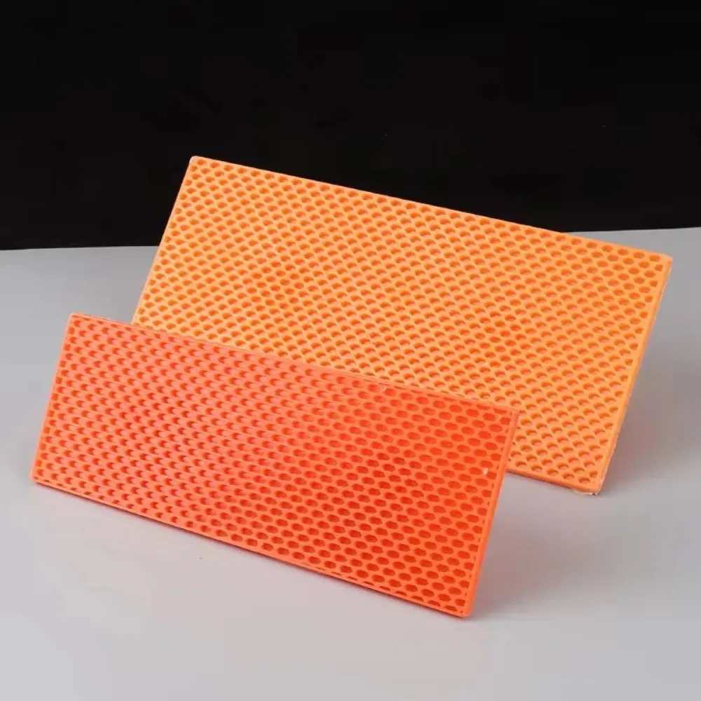 Achetez une planche de plâtrage en plastique pour murs et sols, vue rapprochée de la lame flexible et du manche antidérapant