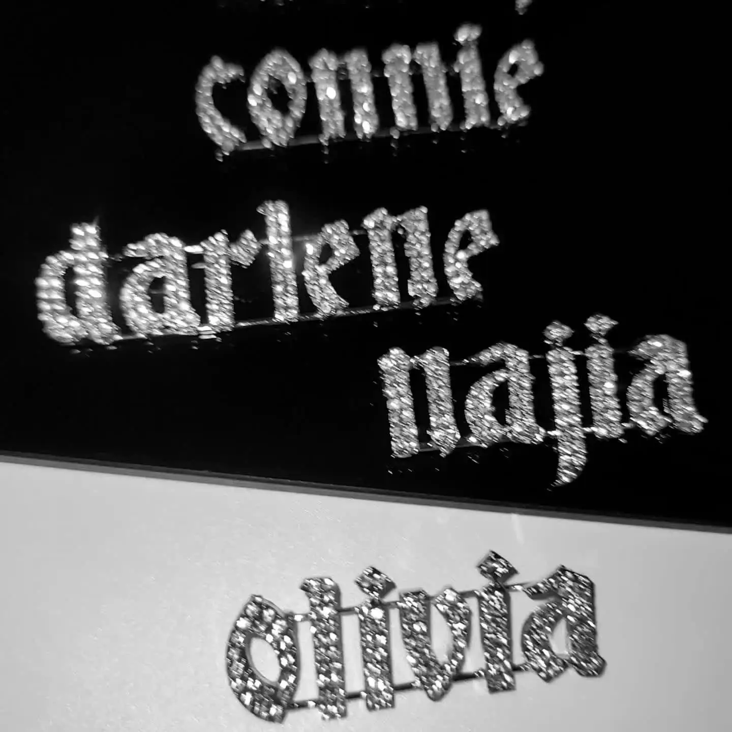 CUSTOM 화려한 스타일 레터스 브로치 피너, 개인화된 이름 랩엘 피너, 반짝이는 옷걸이/모자걸이/가방걸이, 독특한 선물