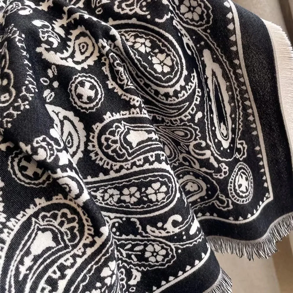 Retro-Winterschal aus Kaschmirimitat, wärmend, quadratischer bedruckter Schal und Wickel-Poncho mit weichen, doppelseitigen Quasten – Detail 8