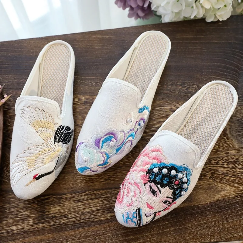 

Pointed Fashion Chinese Style Retro Embroidered Fabric Women's Shoes