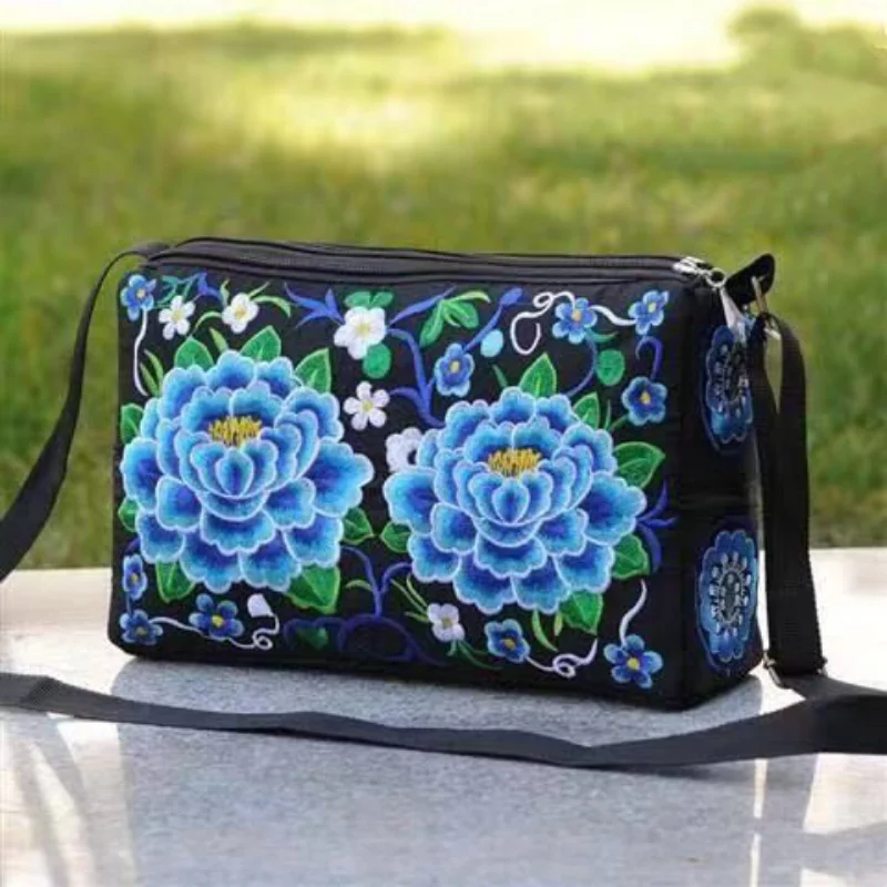 2023 New Embroidered Flowers Messenger Bag Women Bag Canvas Mom Crossbody Bags Small Bag Mobile Phone Bag Coin Purse