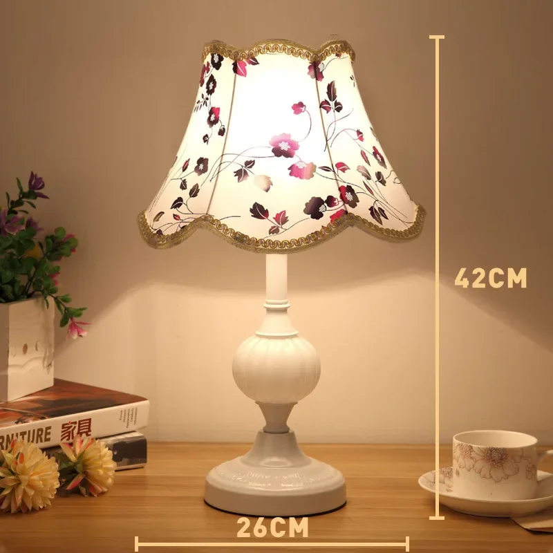 thumbnail image 1 of Lámpara de escritorio de cristal Simple de estilo europeo, lámparas de noche para dormitorio de tela Retro, luz de mesa de hierro forjado clásica, iluminación nocturna de lujo, 1 of 5