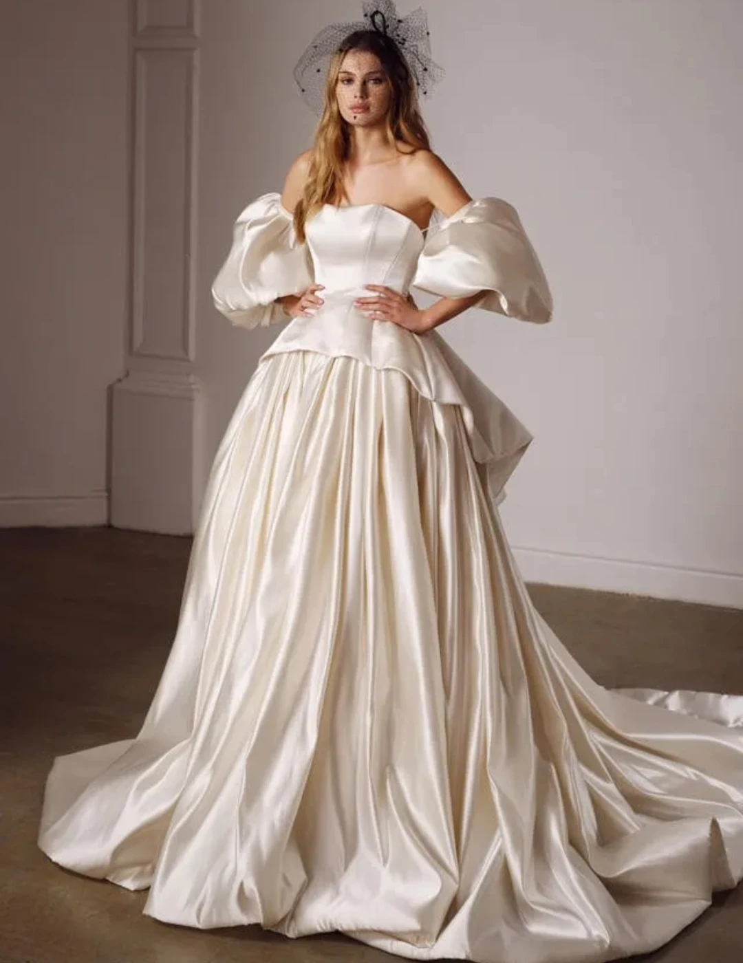 

2024 Ivory Wedding Dresses Strapless Neck Peplum Bridal Gowns With Detachable Sleeves A Line Sweep Train Satin Vestidos De Novia