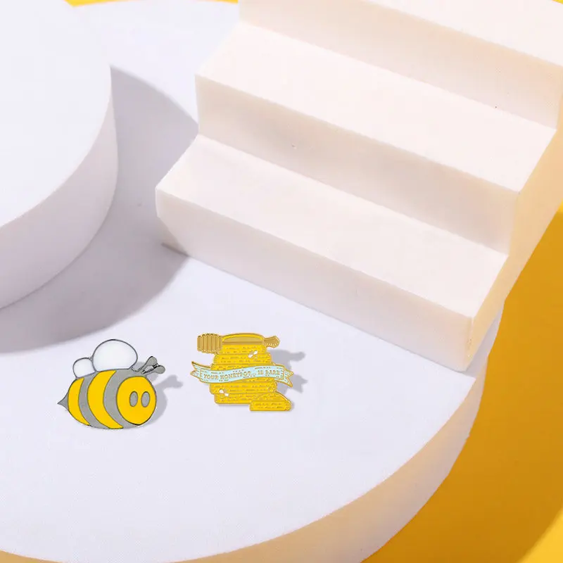 

Custom homophonic Be Kind Save Bee Brooches Bag Clothes Lapel Pin Pink Blue Round Badge Honey Bee Jewelry Gift Bee Enamel Pin