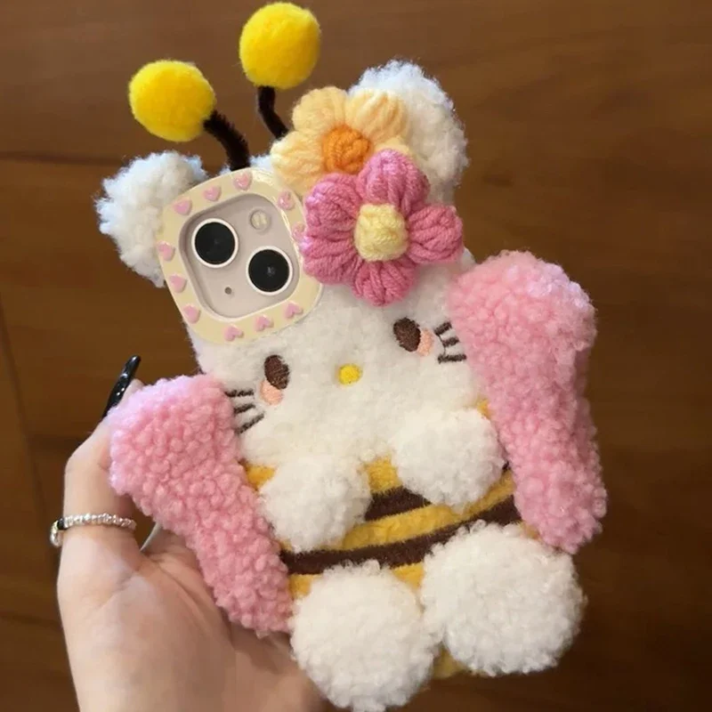 

Sanrios Hellokittys Bee Пушистый Плюшевый телефон для Iphone15 14 13 12 Pro Max милый 3D зимний теплый ударопрочный чехол