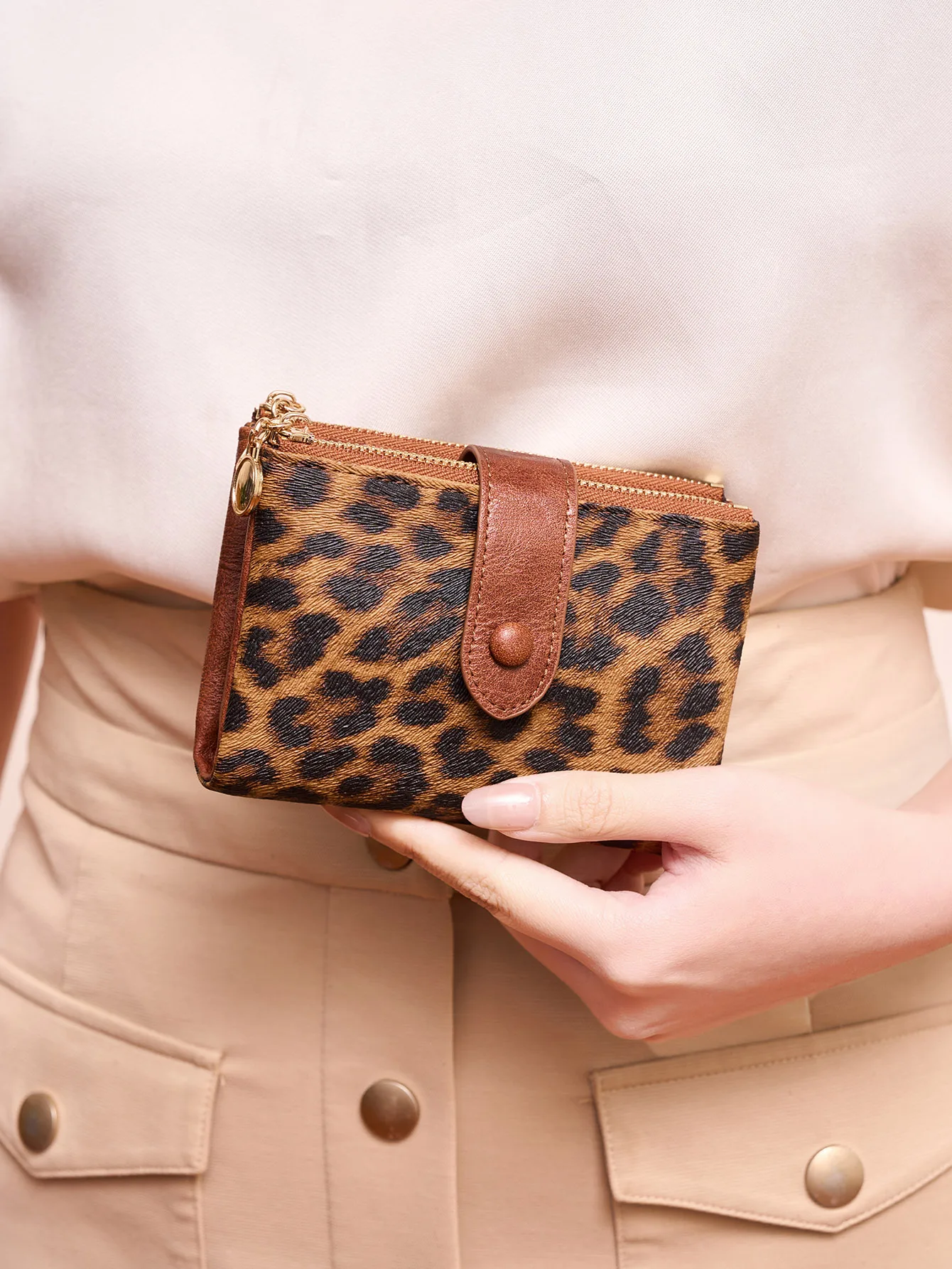 Minimalist Women's Wallet Image 13