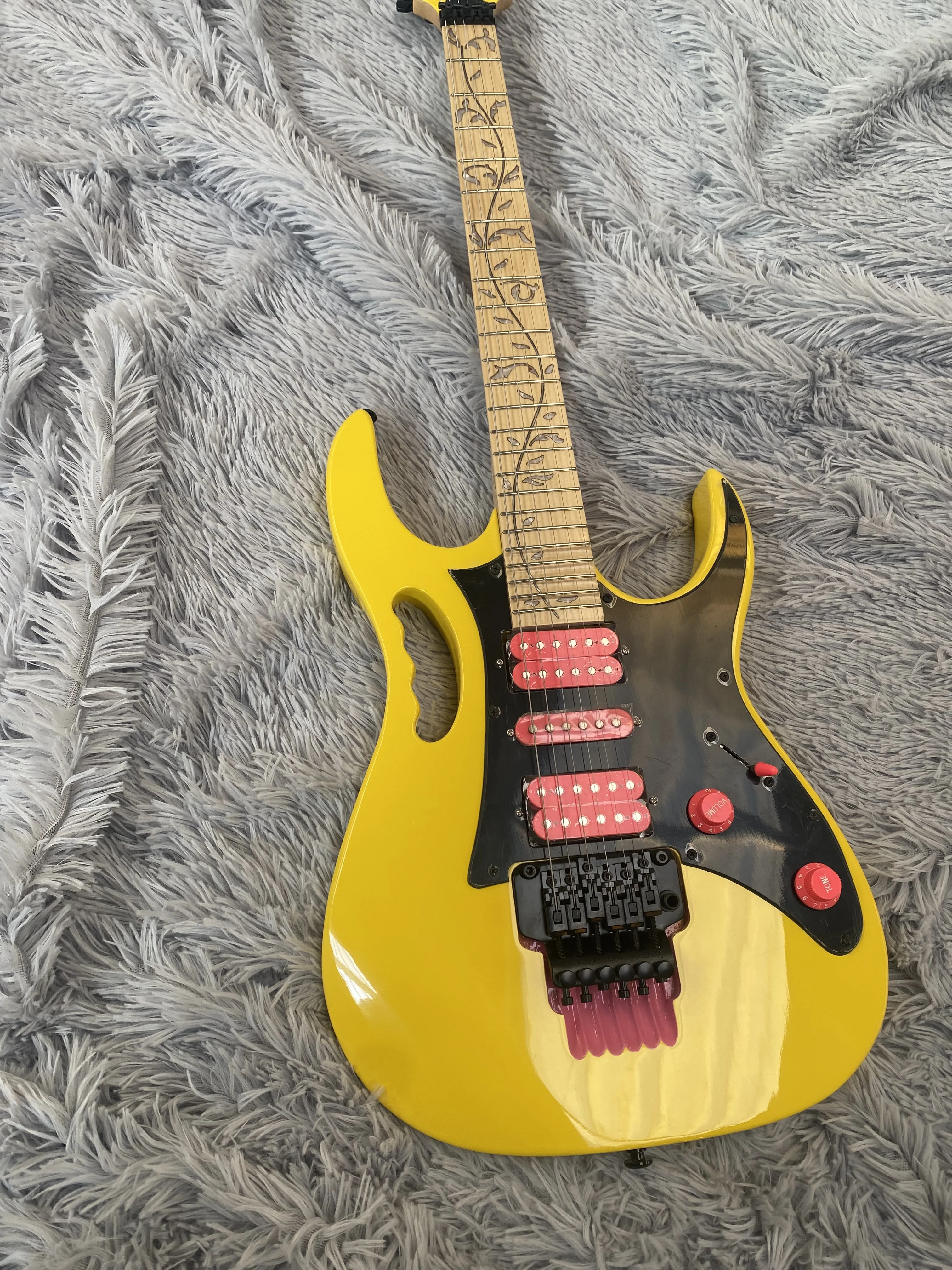 Highqualityelectricguitarvibratosystemgoldlacquershellinlaid