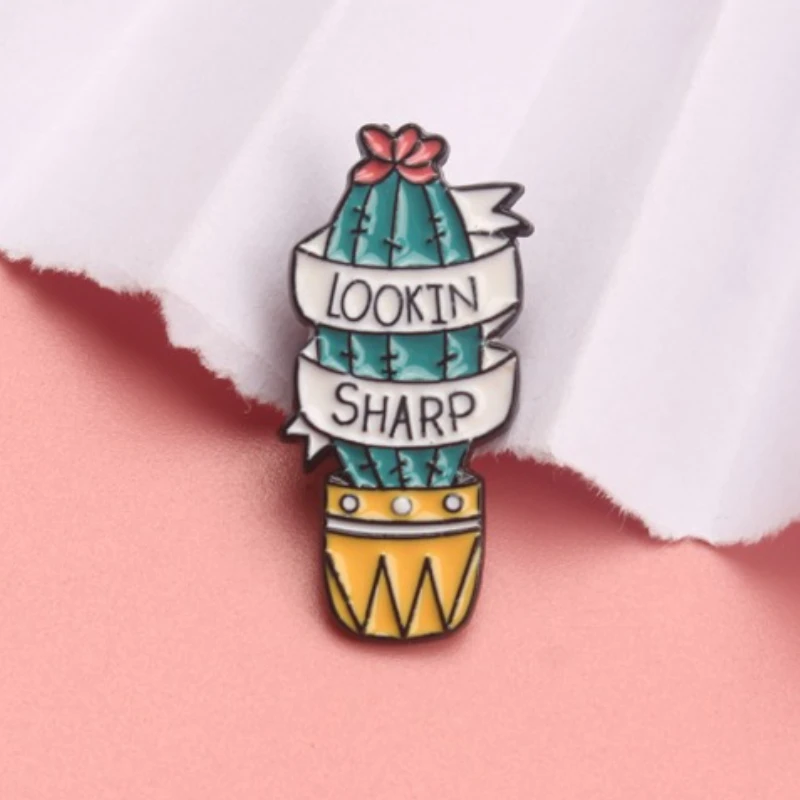 Vintage süße „Lookin Sharp“ Kaktus Emaille Pin – lustige Pflanzenliebhaber Brosche
