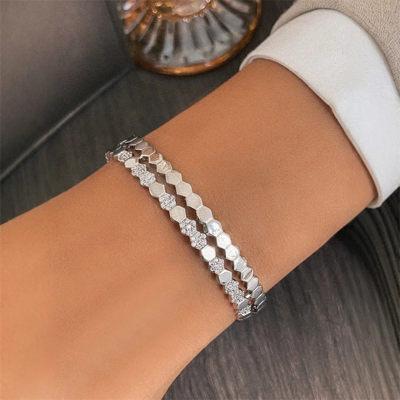 سوار ذهبي ناعم بتصميم سداسي مرصّع