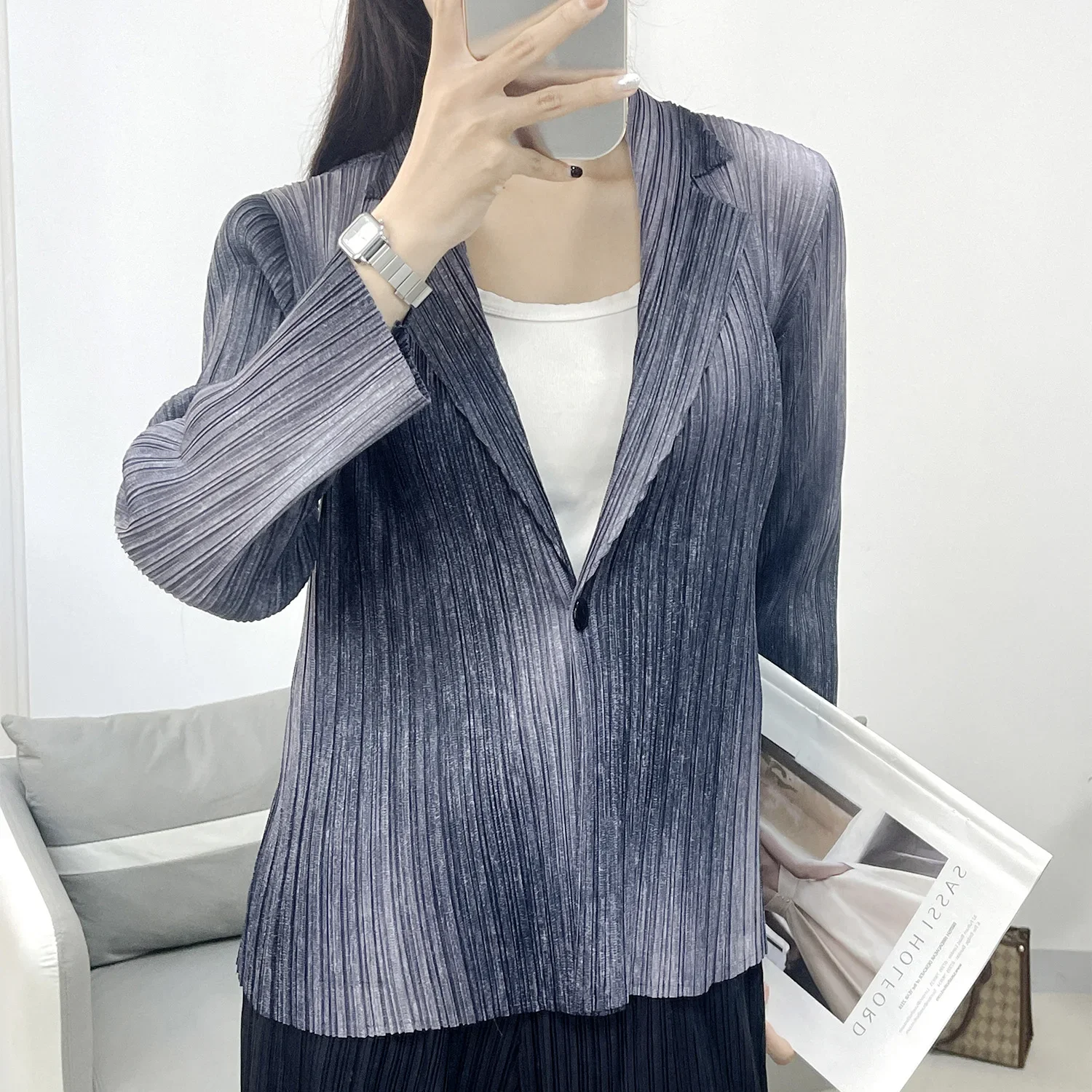 

2024 Spring New Miyake Pleated Casual Gradient Color Small Suit Top Women's Stretch Versatile Commuting Pleats