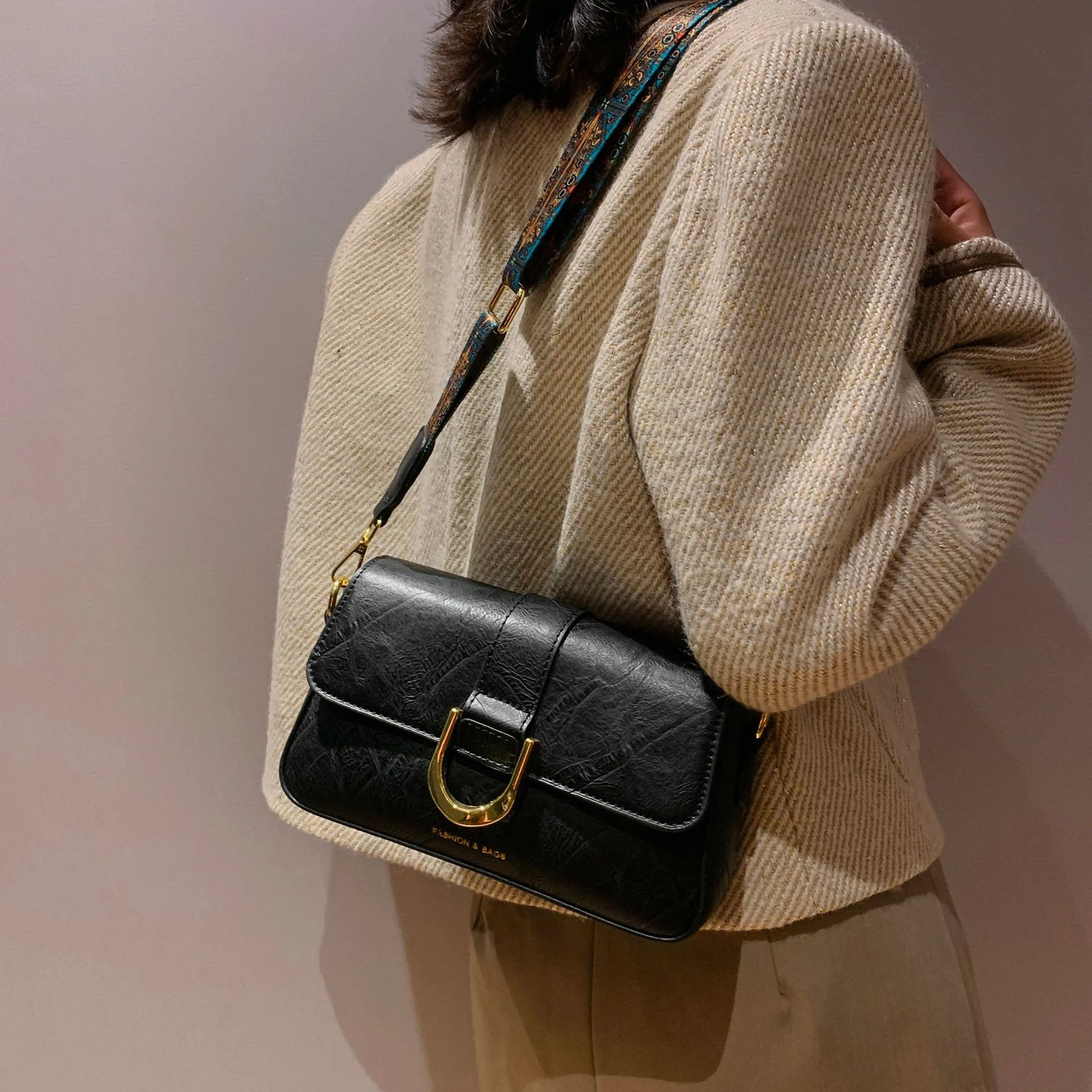 Shoulder Bag 2023 New Arrival High Quality Fashion Versatile Horseshoe Buckle Wide Shoulder Strap Ladies Messenger Bag_voghion.com