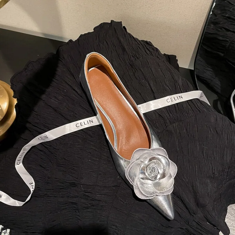 

2024 New Network Celebrity Fine Heel Rose Blossom Fashion High Heels French Pointed Pumps 33-42 Estate Tea Party Women's Sandals