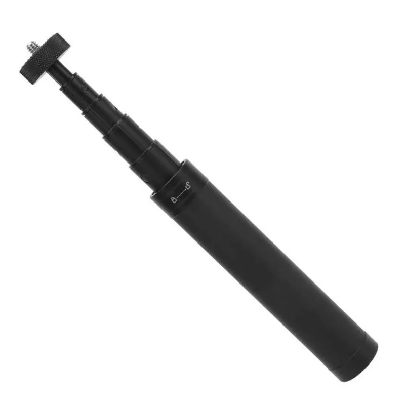 Utilisation en selfie avec la tige d'extension déployée sur un stabilisateur FeiyuTech, bras tendu.
