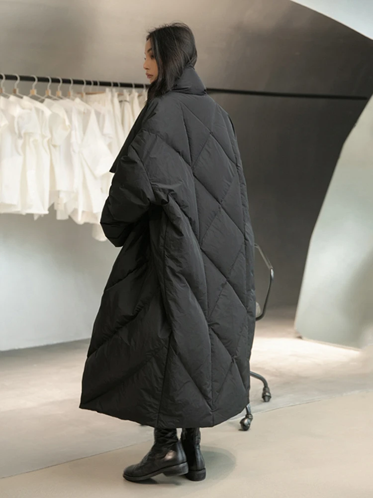 [EAM] Loose Fit Black Long Down Jacket New Stand Collar Long Sleeve Warm Women Parkas Fashion Tide Autumn Winter 2024 1DD1640