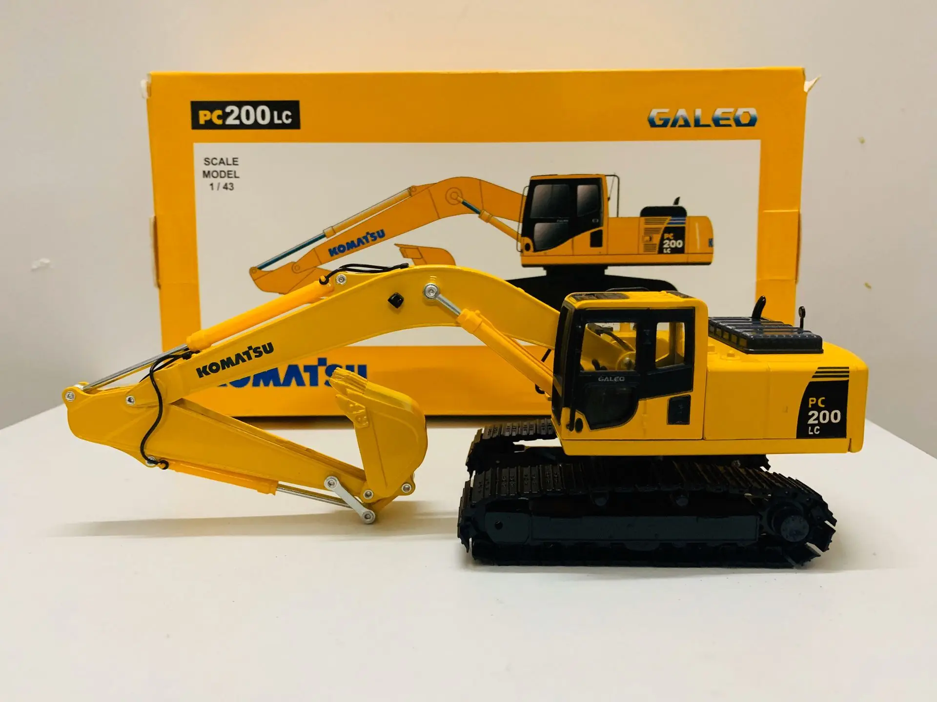 GALEO KOMATSU PC200 1/43 かるく ユンボ 建設機械 重機