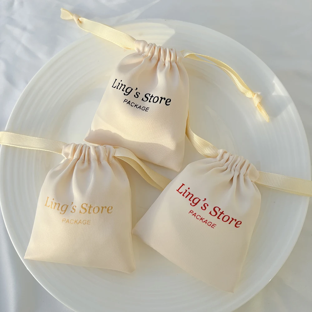 50 Stück beige Seidensatin-Schmuckbeutel mit Kordelzug, Geschenkbeutel mit Logodruck, Verpackungsbeutel für Ringe, Hochzeitsgeschenke, Gäste, Süßigkeiten, personalisiert – Detail 10