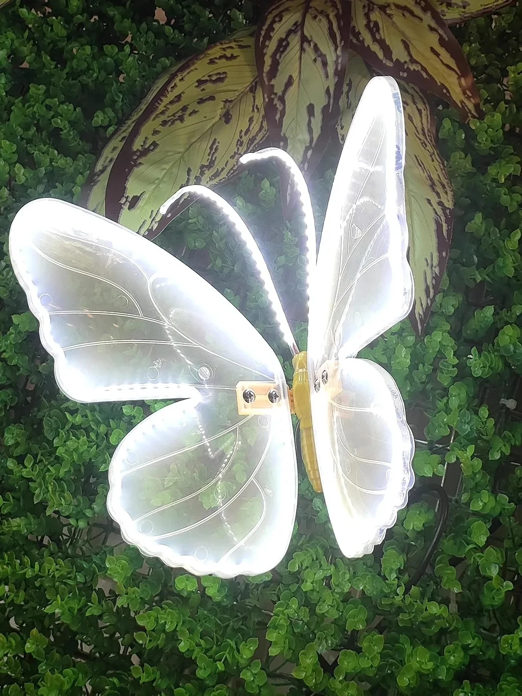 2-pack LED outdoor dynamic and static butterfly lights to create a festive party atmosphere