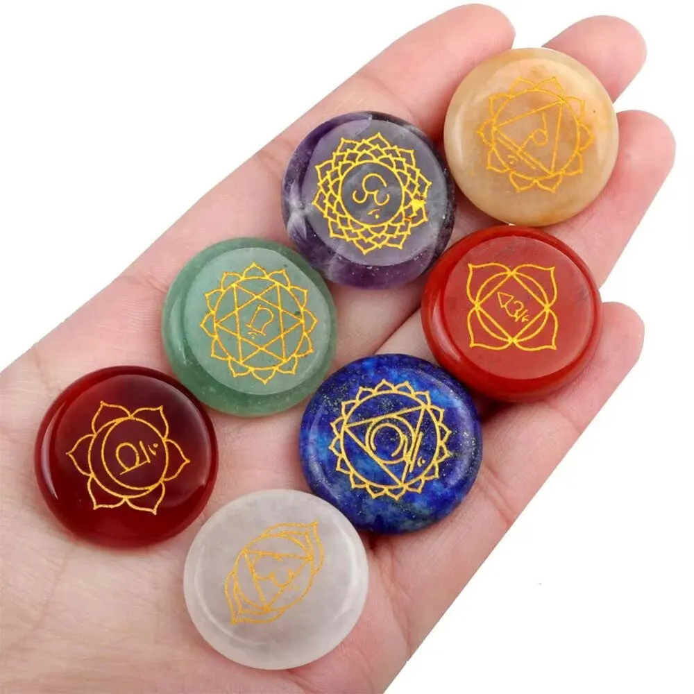 7 teile/paket 0,984 zoll Runde Form 7 Chakra Naturstein Ornament Amethyst Quarz Energie Gravierte Symbole Reiki Wahrsagerei Heilung