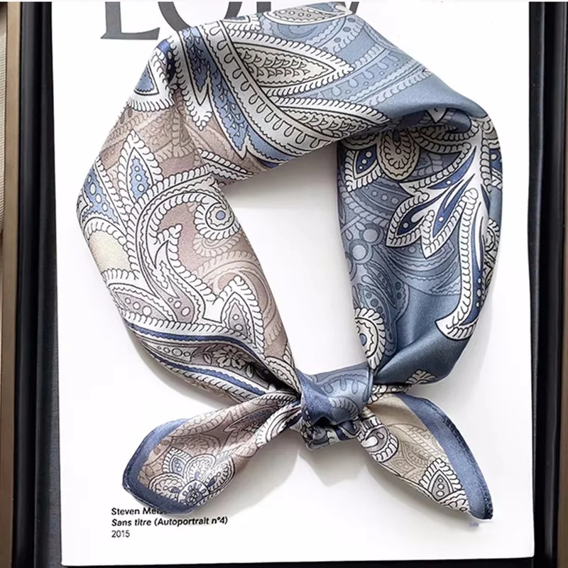 Fiori E Sciarpa Di Seta Senza Saldature Di Moda. Illustrazione di Stock