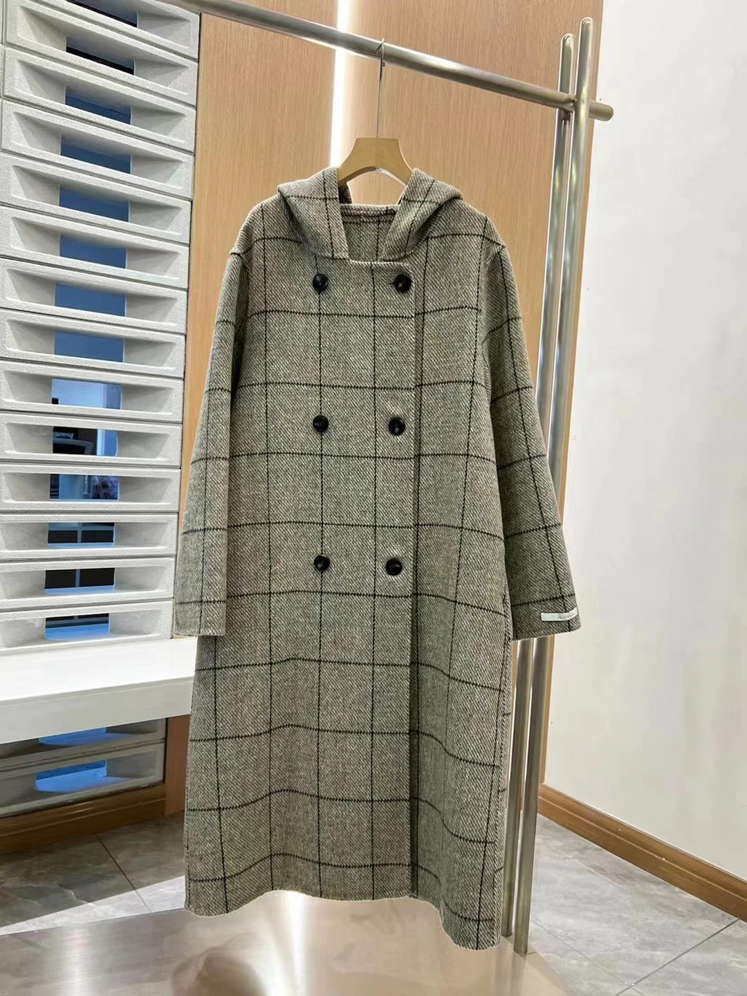 

Hooded staff plaid wool coat with a casual hood, hand sewn double-sided wool material, 120 count high density, neat and stylish