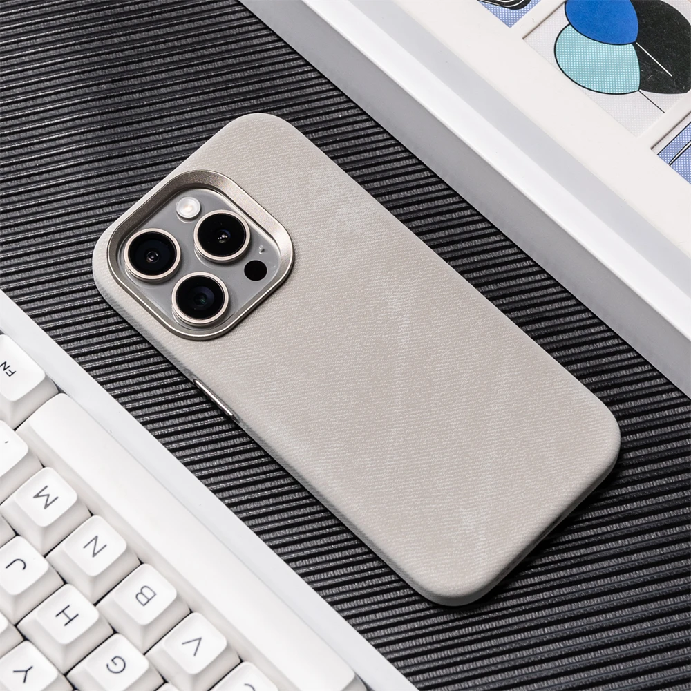 thumbnail image 1 of Funda de cuero de fibra de lujo para carga inalámbrica magnética MagSafe para iPhone 16 15 14 13 12 Pro Max Plus, cubierta trasera suave a prueba de golpes, 1 of 5