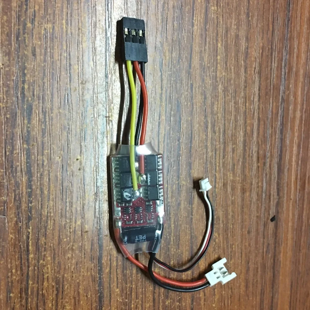Comparaison de taille de l'ESC V977-004 avec une pièce de monnaie, pour hélicoptère RC XK K110.