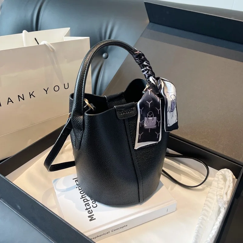 Meistverkaufte Schlichte Hochwertige Damen-Umhängetasche Rote Tasche aus PU-Material Vielseitige Bucket Bag Modische Handtasche für den Arbeitsweg