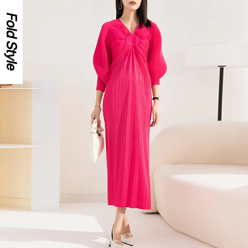 

Light Luxury Pleated Women's 2024 Spring New High End Temperament Loose Size Dress Bat Sleeve V-Neck Mid Length Dress