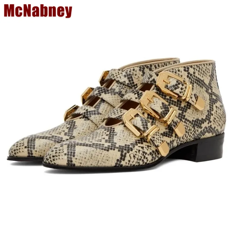 

Snake Pattern Ankle Boots Three Metal Buckle Decorations Men Party Banquet Shoes Pointed Toe Male Fashion Flat Boots