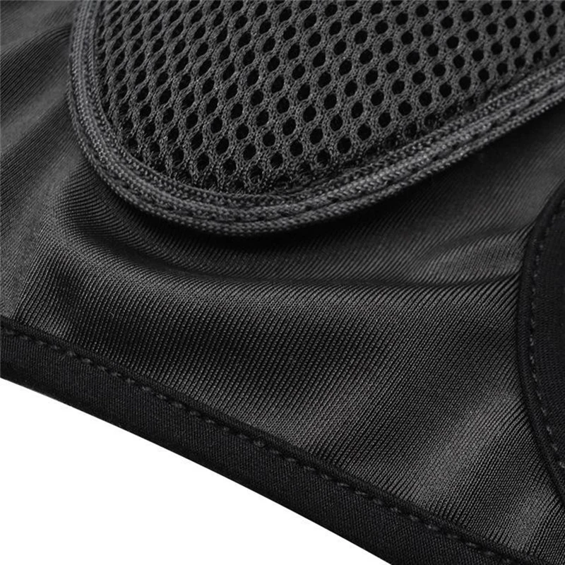 Porté par un modèle, masque réutilisable en tissu 3 couches, protection anti-poussière et confort sportif, ajusté au visage.