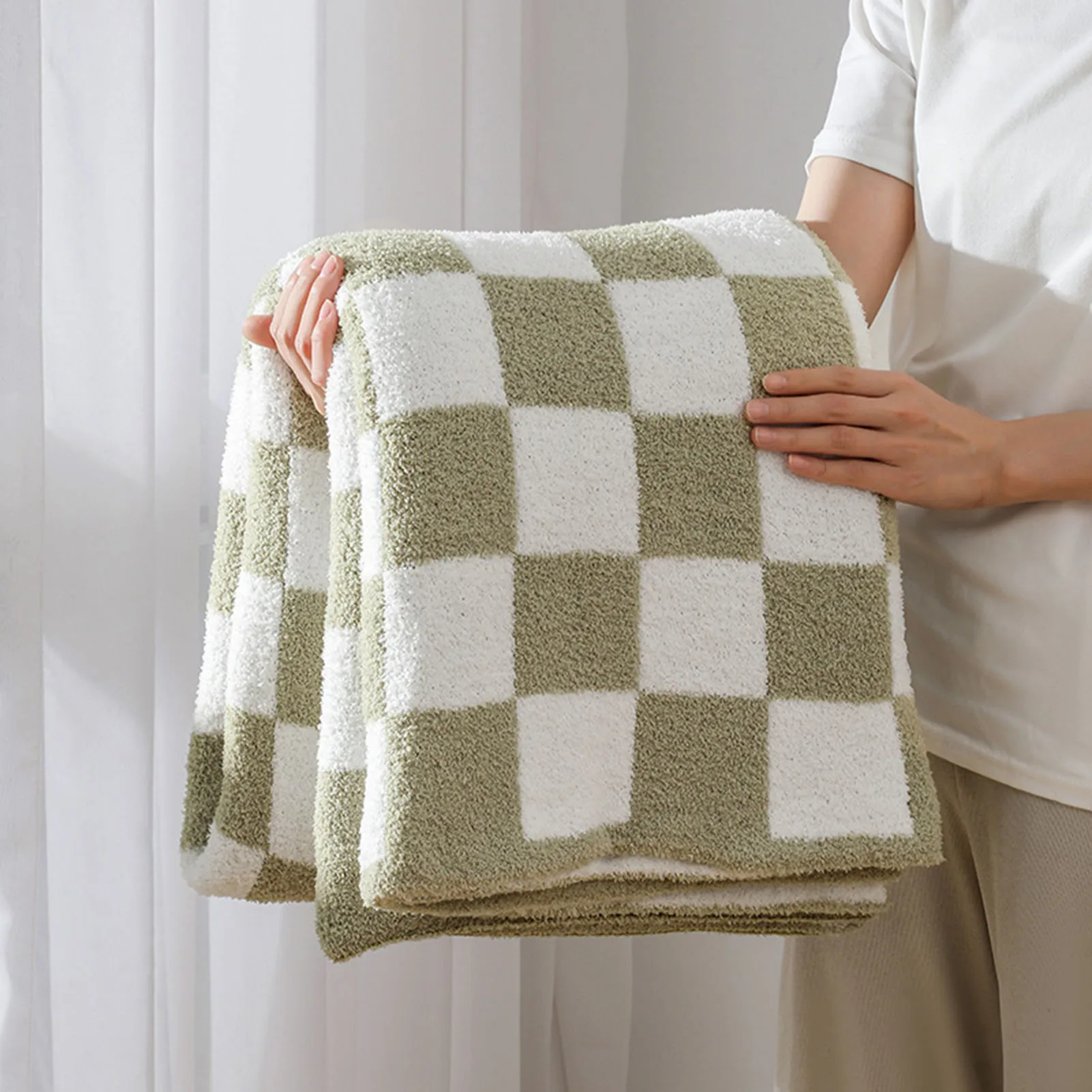 

130x160cm Home Checkerboard Plush Knitted Sofa Blanket Air-conditioning Small Blanket for Birthday and Anniversaries Gifts