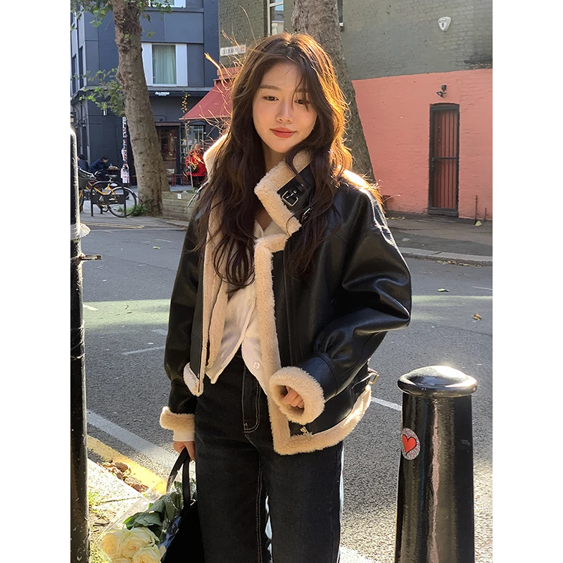 한국 동대문 서양식 두꺼운 따뜻한 패치 워크 옷깃 모피 통합 오토바이 의류 짧은 버버 양털 겉옷 여성