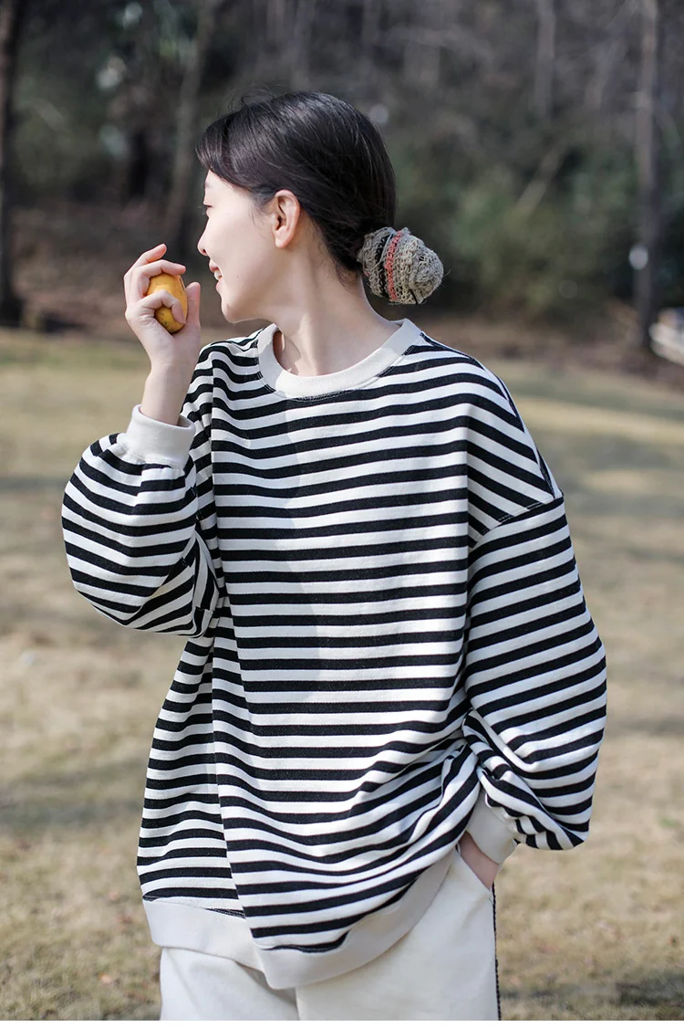 

Spring and summer 2022 literature and art black and white striped round neck loose and slim casual medium long pullover sweater