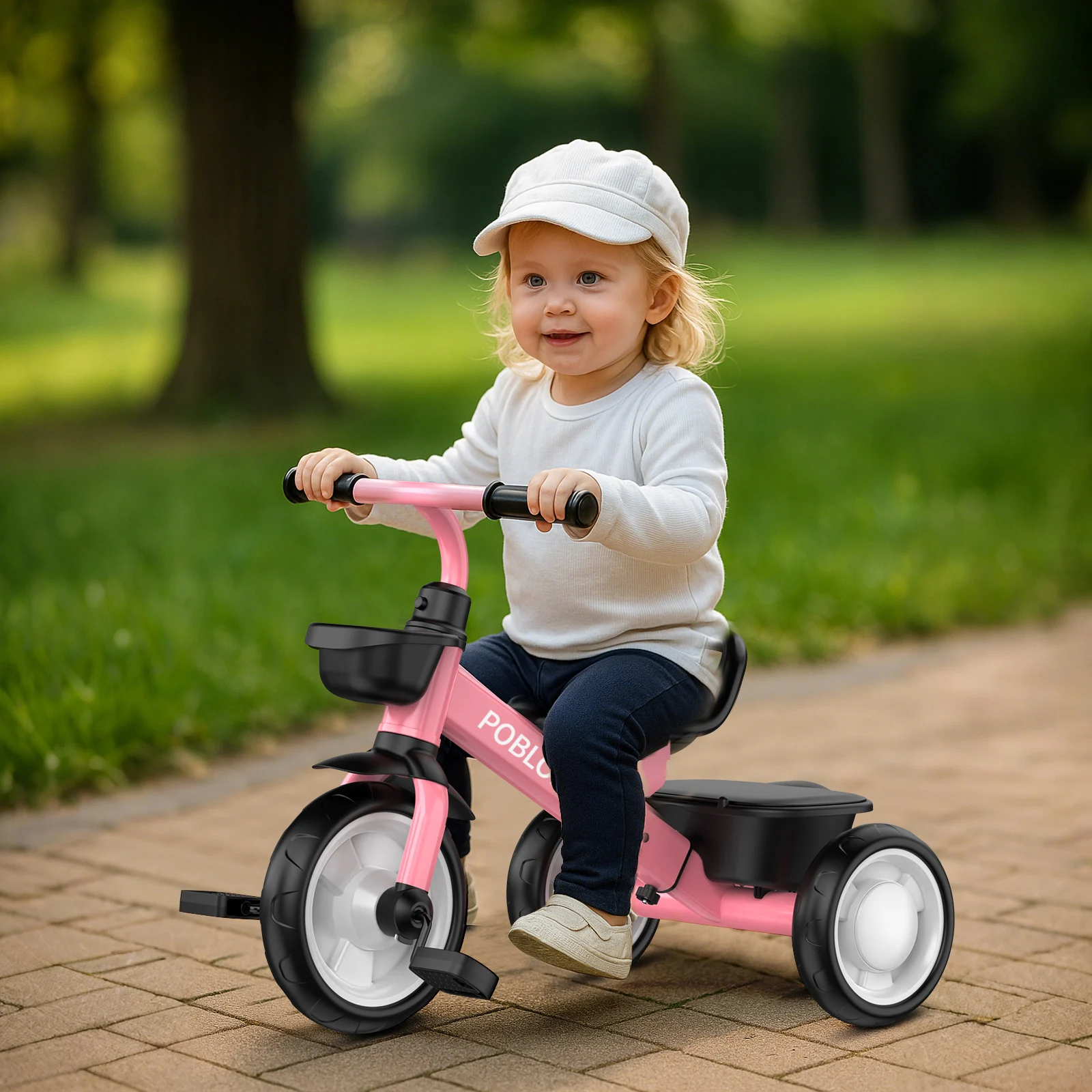 dieťa tlačiace bicykel na rovnováhu dopredu
