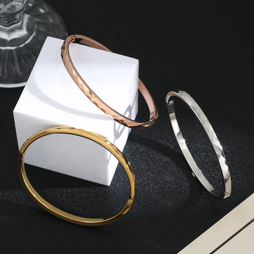 

Fashionable and versatile, simple opening titanium steel bracelet with diamond smooth mirror surface, light luxury bracelet