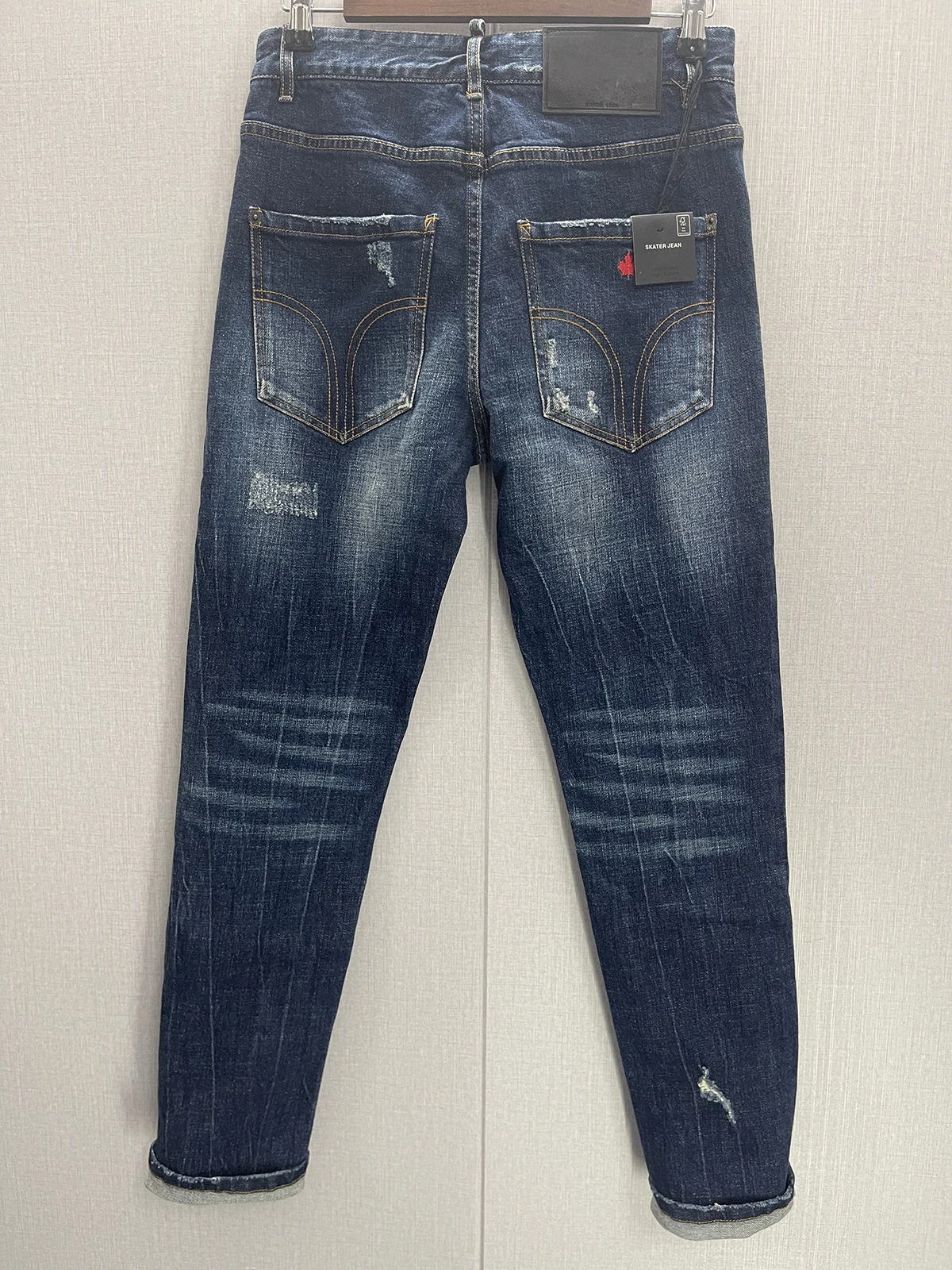 

Spring 2023 new D2 denim trousers men's Baby blue jeans fashion patch holes paint small feet D2 jeans