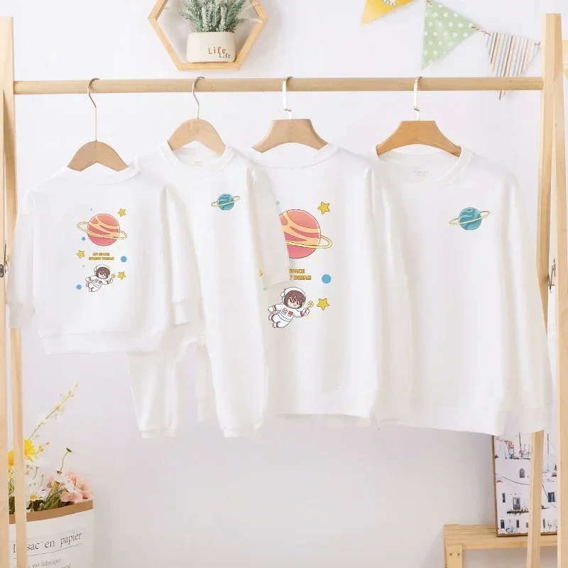 thumbnail image 1 of Conjuntos familiares a juego para Navidad e invierno, suéteres para parejas, camisetas con estampado de astronauta de dibujos animados, camisetas para madre e hija, sudaderas para padre e hijo, 1 of 5