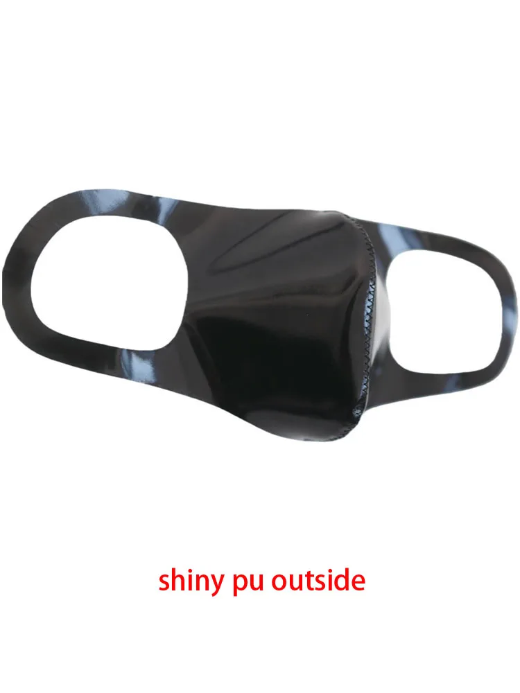 Masque cosplay imperméable en cuir PU, ouvert montrant l'intérieur en tissu noir, posé sur une surface.