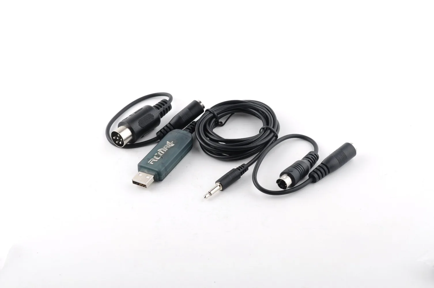 Adaptateur simulateur USB Flysky FS-SM100 pour entraînement vol RC branché sur un ordinateur portable