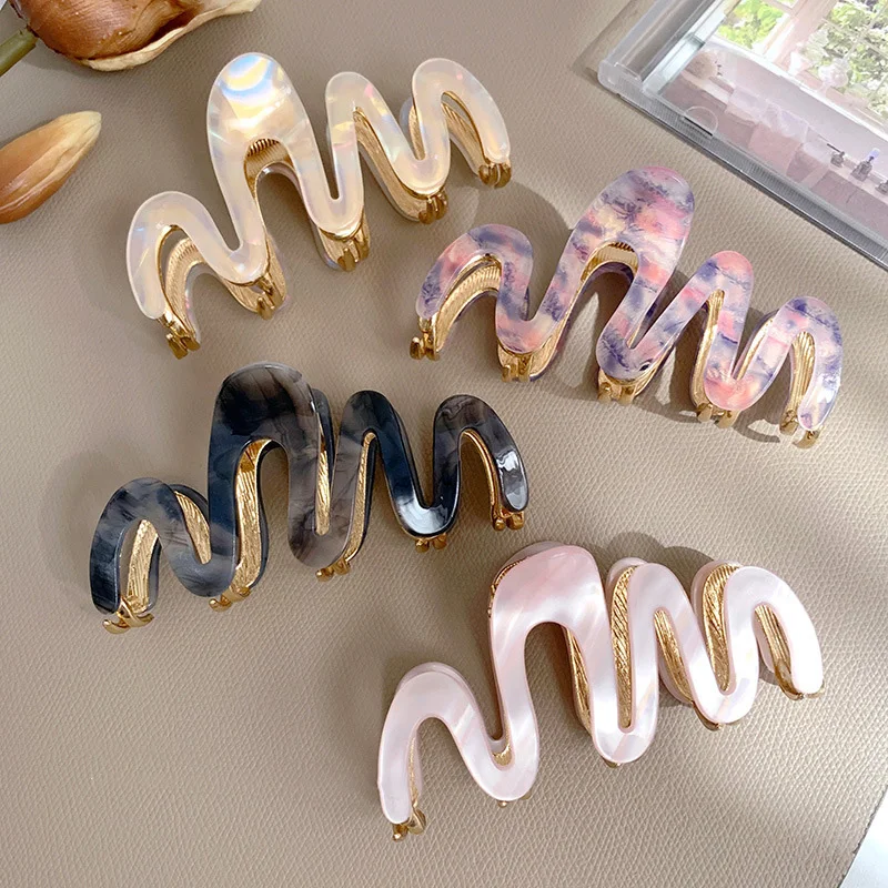 Shark clip with acetic acid for women, high-quality metal grip, wave fashion, excellent feel, new, 1 piece.