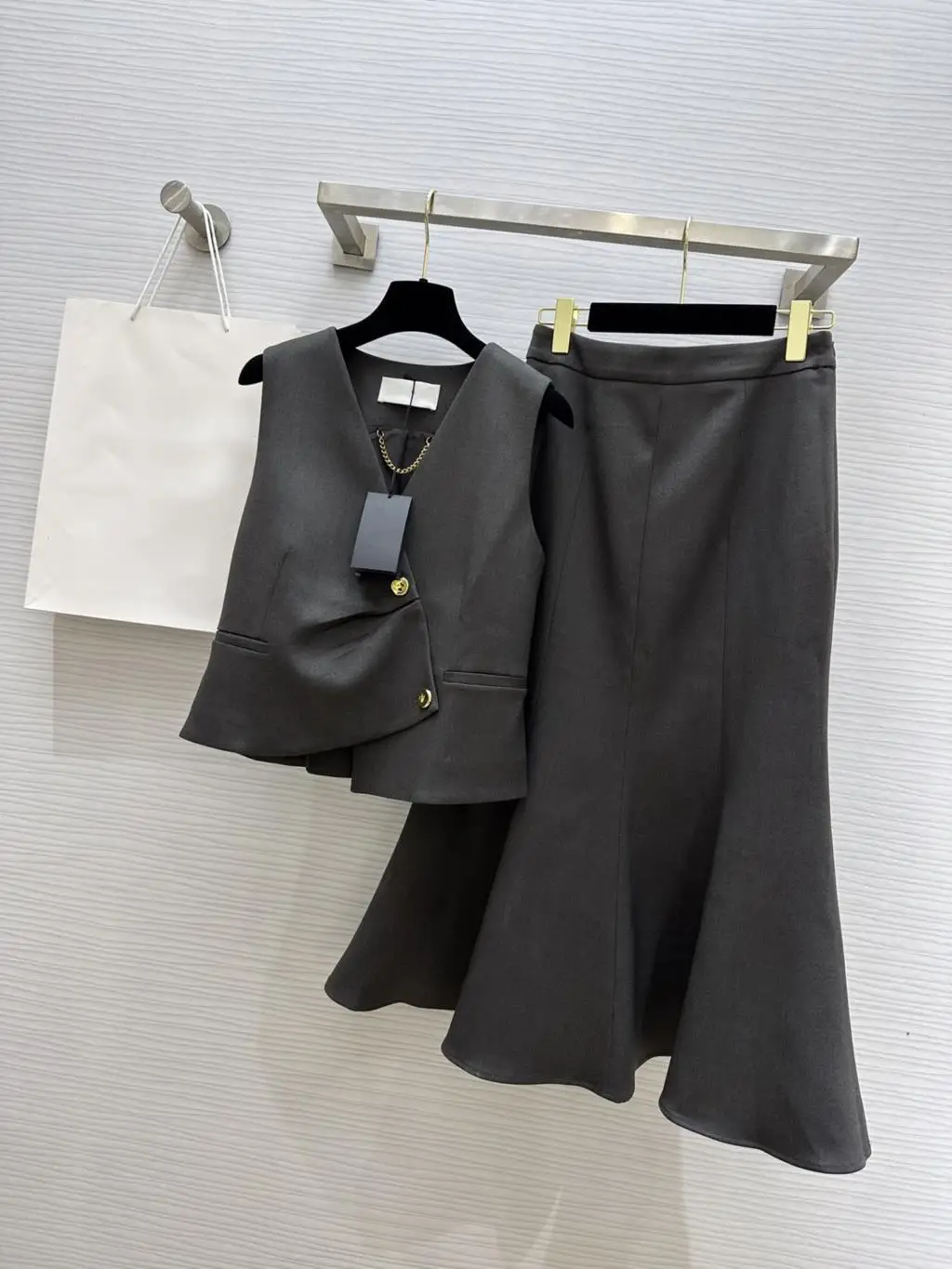 

2023 Autumn and winter new, wool suit vest suit, very textured, wrapped hip fishtail skirt, elegant temperament